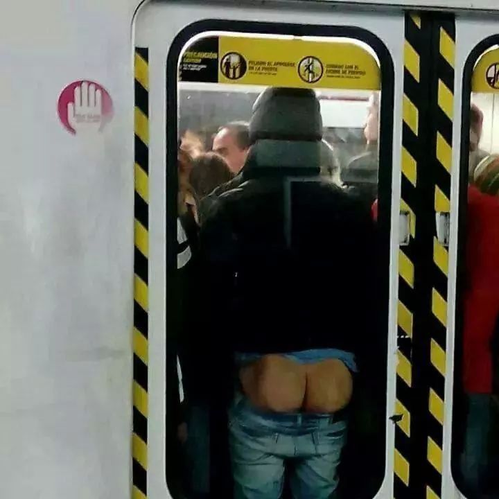 Mientras tanto en el metro... - meme
