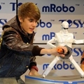 Justin Bieber e seu novo robo de brinquedo (olha a cara de bixa)