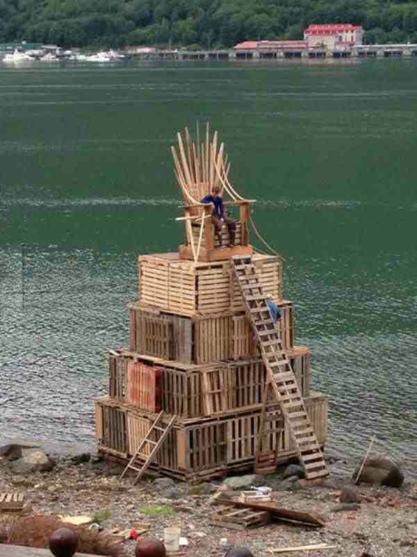the wooden throne - meme