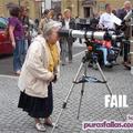 alguien le enseñe a la abuela....a usar el telescopio