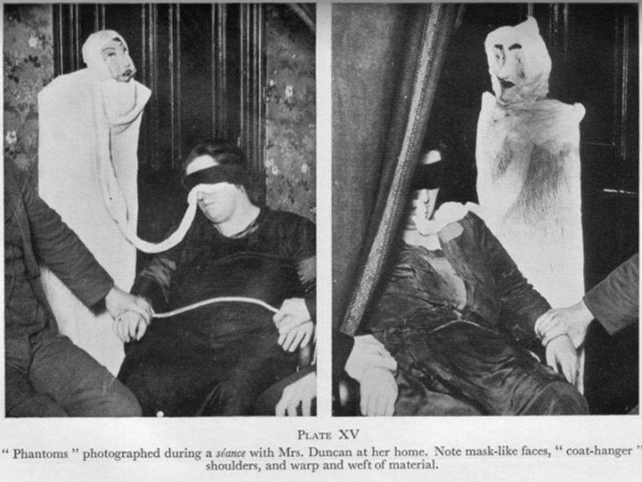 En 1950 algunos pensaban que respirando octoplasma ,podrias ver fantasmas - meme