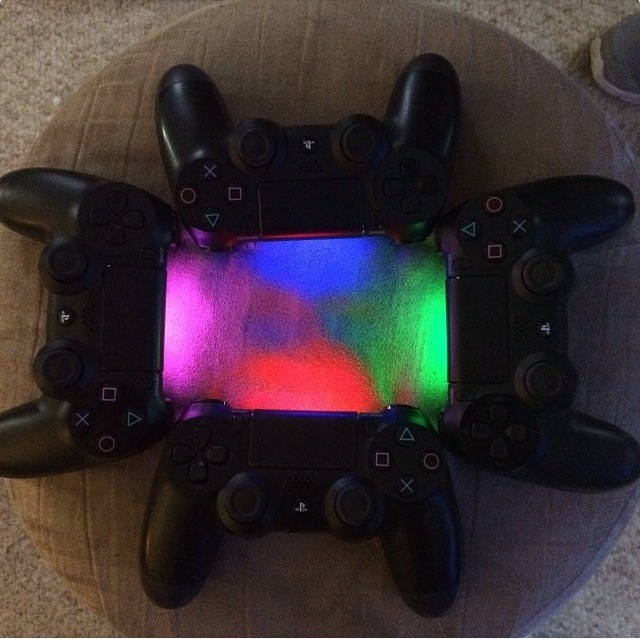 You can now see all four controller colors on the PS4 - meme