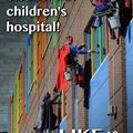 hommes qui nettoient les vitres dans les hôpitaux pour enfants