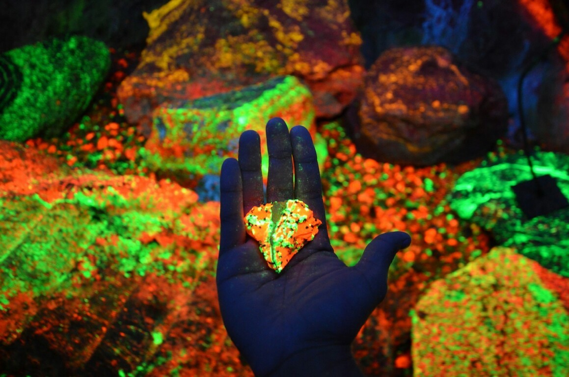 Glowing minerals in a cave in China - meme